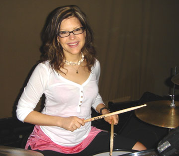 Lisa Loeb behind the drumkit
